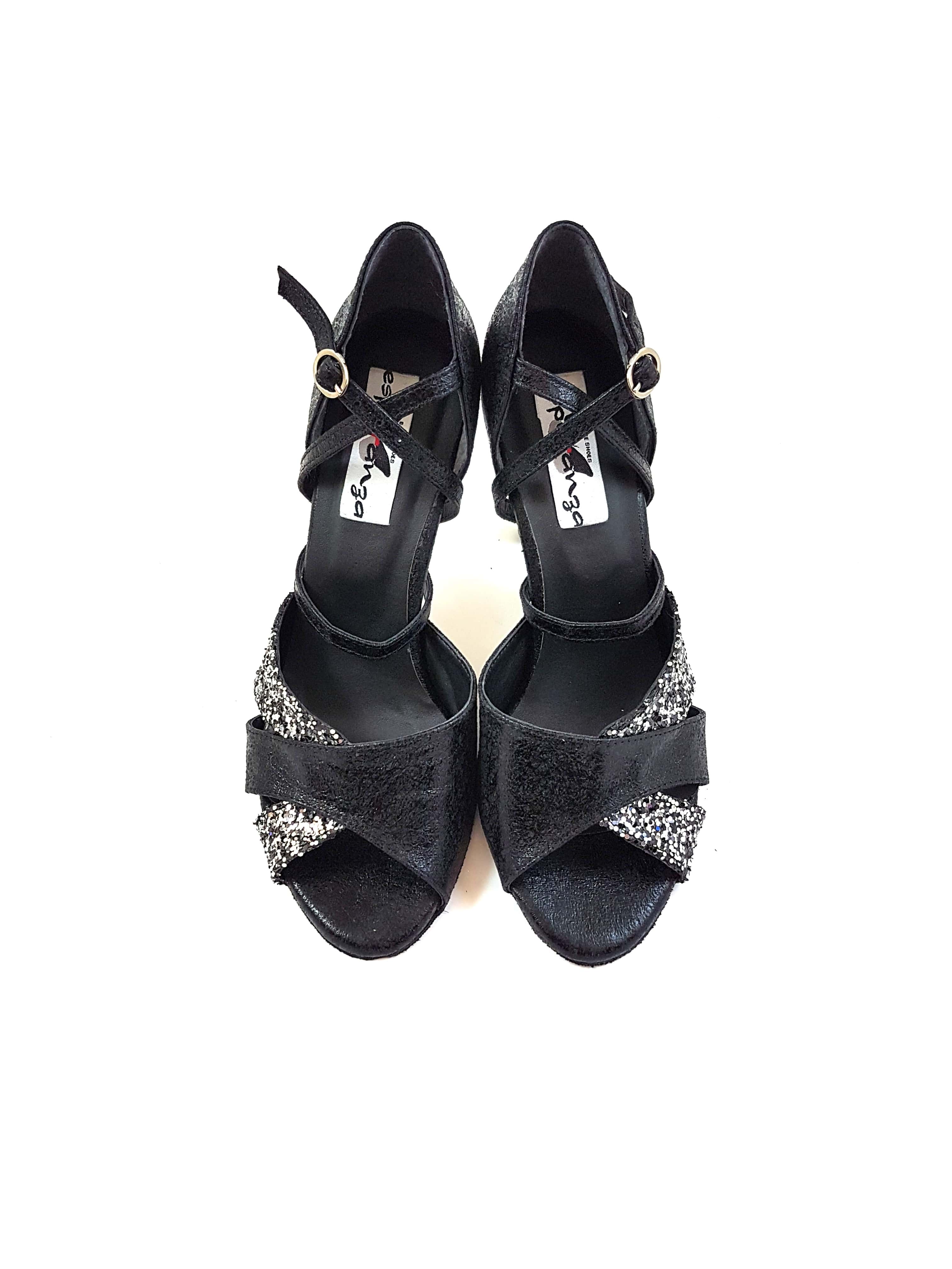 ESP16 Tanzschuhe in Schwarz Silber von Dancing Queens, Schwarz und Silber mit Knöchelriemen, auf weißem Hintergrund.